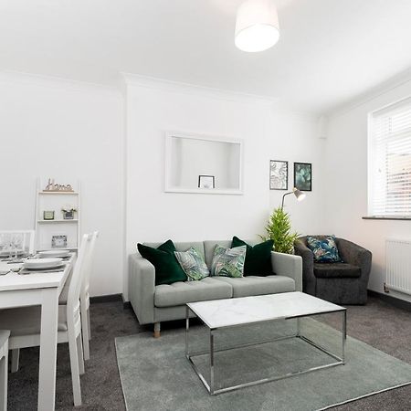 Modern Centrally Located 3 Bed Property With Tvs In Each Bedroom Super Fast Wifi And Crisp White Hotel Linen Hosted By Our Home Short Stays 달링턴 외부 사진