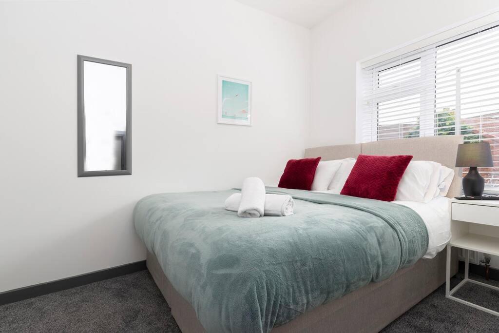 Modern Centrally Located 3 Bed Property With Tvs In Each Bedroom Super Fast Wifi And Crisp White Hotel Linen Hosted By Our Home Short Stays 달링턴 외부 사진